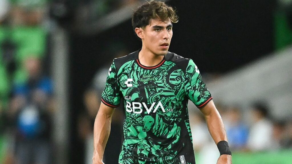 Montiel durante un partido con la selección mexicana en julio de 2025