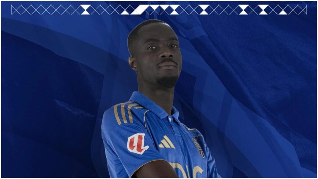 Eric Bailly firma con el Real Oviedo | Foto: Real Oviedo