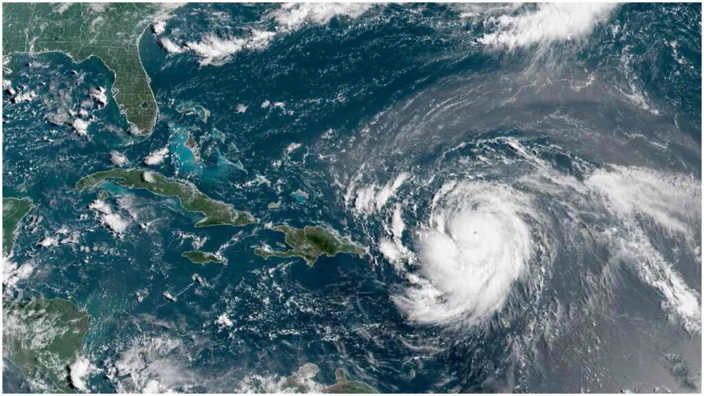 Erin se convierte en huracán categoría 5 | Handout vía Reuters