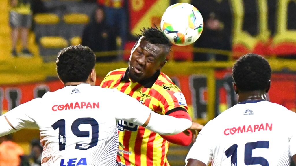 Santiago Aguilar peleando un balón en el Fortaleza vs Pereira / Vizzor