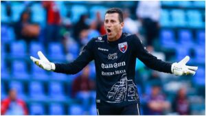 Félix Fernández: los errores al elegir guantes y zapatos pueden costar caro a los porteros