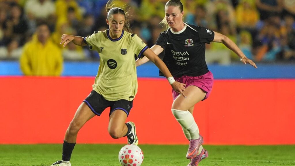 Jugadoras de la Liga MX Femenil y del Barcelona disputan el esférico