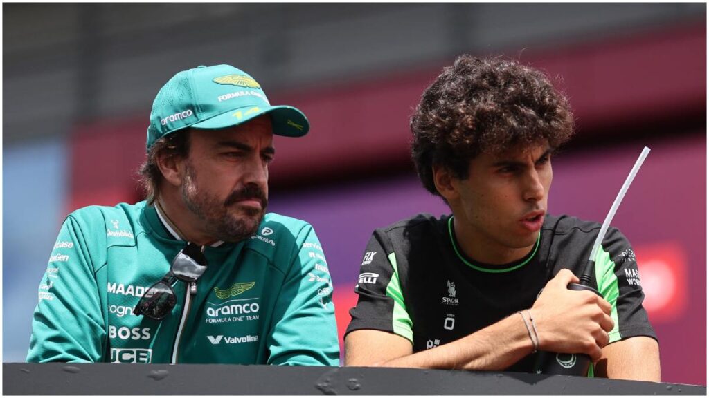 Fernando Alonso celebra el buen paso de Gabriel Bortoleto | Reuters