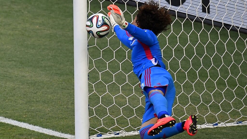 Guillermo Ochoa ataja a Neymar en Mundial Brasil 2014 | FABRICE COFFRINI / AFP