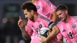 Leo Messi anota un doblete y le da al Inter Miami un polémico pase a la final de la Leagues Cup