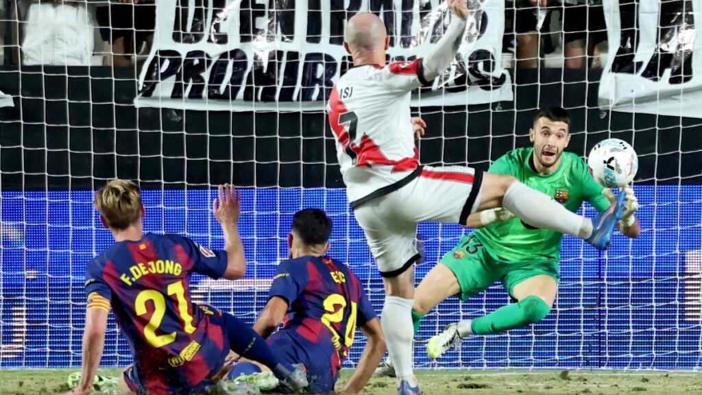 Barcelona se aferra al empate en Vallecas con Joan García como gran figura