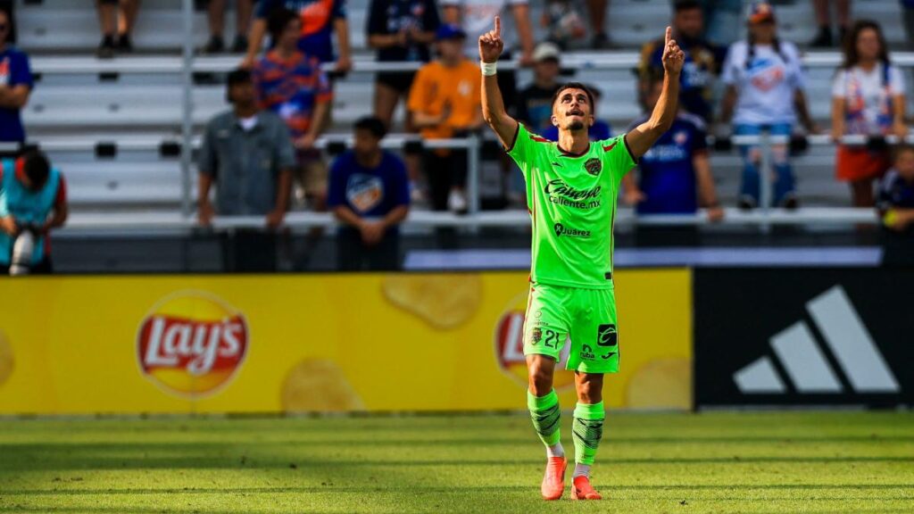 Ricardinho durante festejo de gol de Juárez