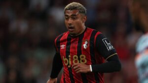 ¡Expulsión y eliminación! Julián Araujo disputa sus primeros minutos de la temporada y el Bournemouth dice adiós a la EFL Cup