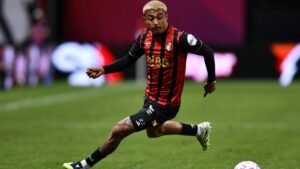 Julián Araujo, en busca de ser el líder defensivo del Bournemouth