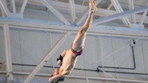 Kenny Zamudio gana oro en la plataforma de 10 metros