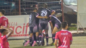 Mixco remonta sobre Malacateco en un juego lleno de polémicas, y es líder del Apertura 2025