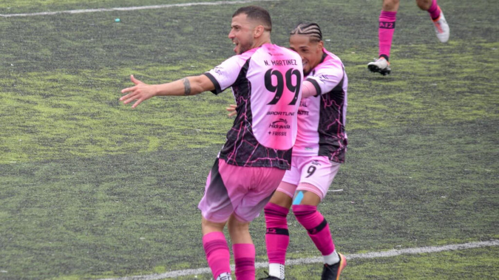 Martínez celebra su primer gol del Apertura. (Mixco Facebook oficial)