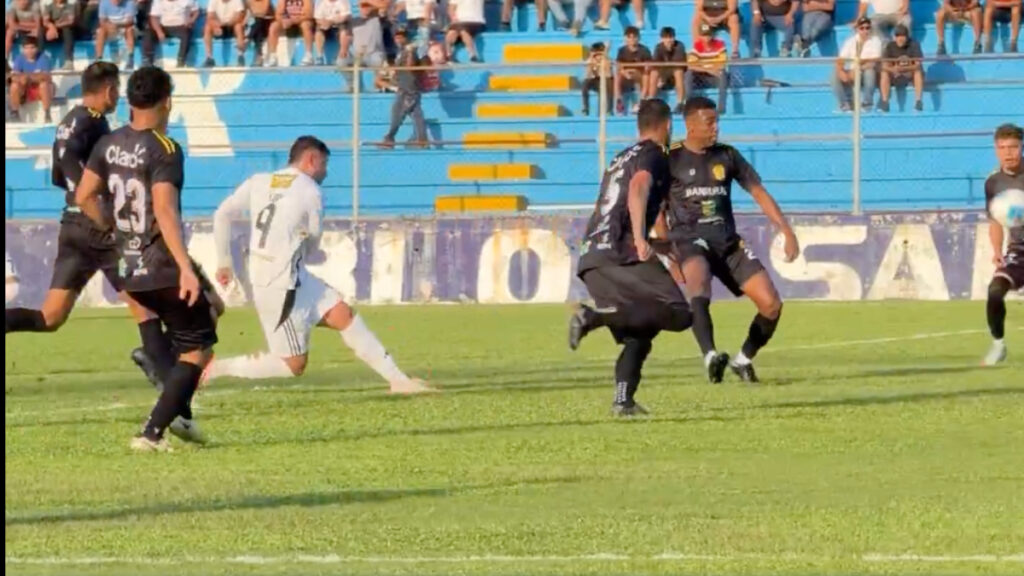 Lom remata para igualar. (captura comunicaciones x)