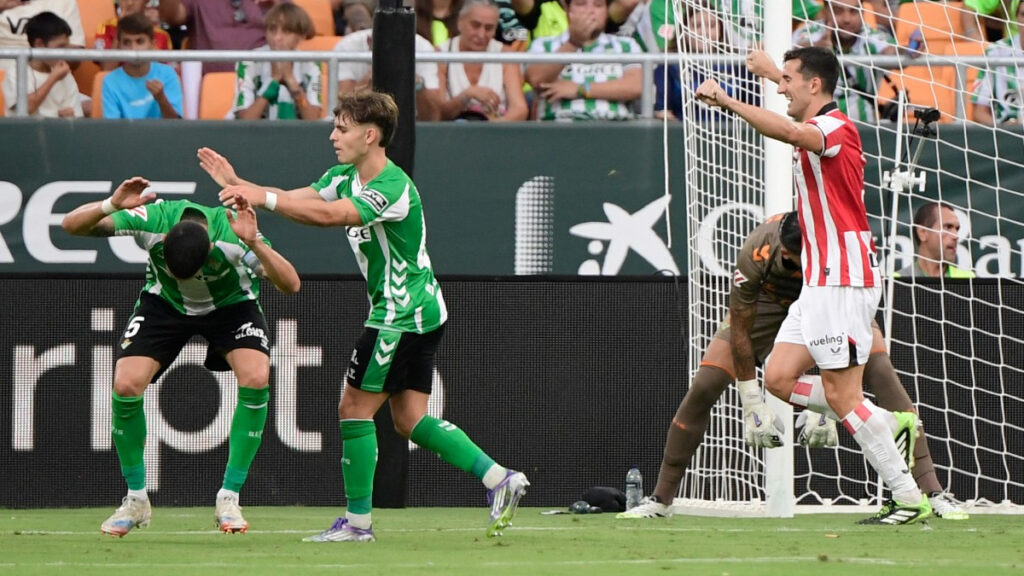 Marc Bartra lamenta el autogol. - Cristina Quicler, AFP.