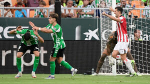 Un torpe autogol de Marc Bartra descalabra al Betis y eleva al Athletic Club