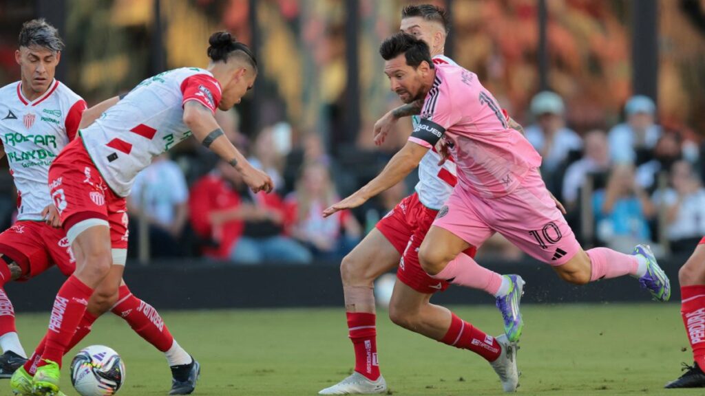 Messi en jugada contra Necaxa