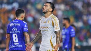 ¡Locura y polémica en El Encanto! Tigres, cerca de la remontada ante un combativo y diezmado Mazatlán