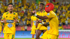 Otro pésimo arbitraje de Nolberto Ararat patrocina la goleada de Atlético Bucaramanga sobre Águilas Doradas