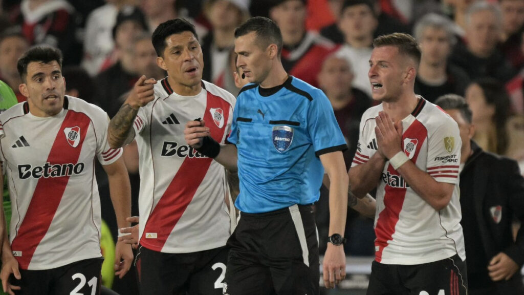 El árbitro Andrés Matonte y jugadores de River Plate. - Juan Mabromata, AFP.