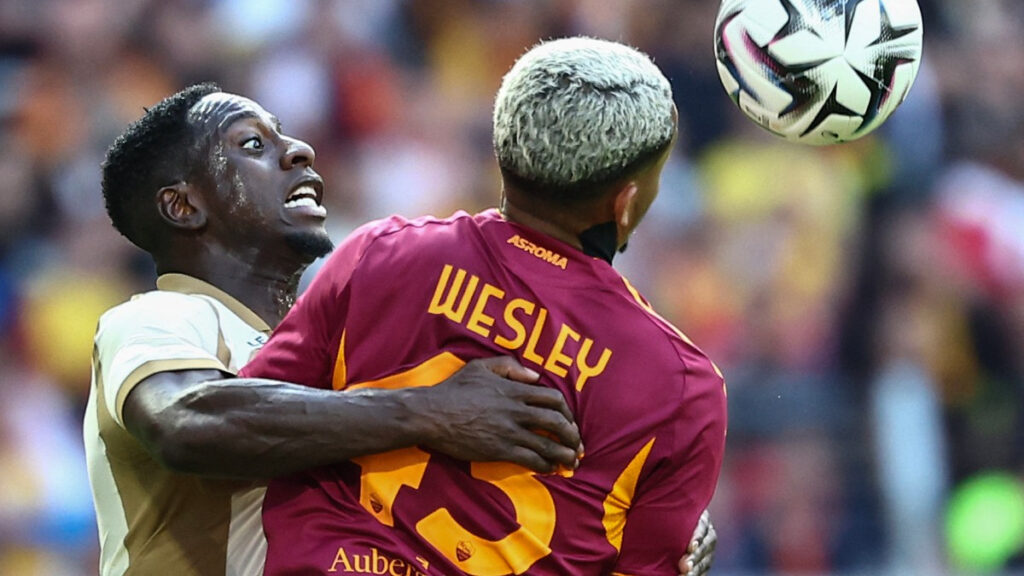 Déiver Machado y Wesley disputan la pelota. - AFP.