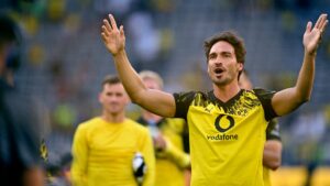 Mats Hummels se retira como leyenda del Borussia Dortmund en amistoso ante Juventus
