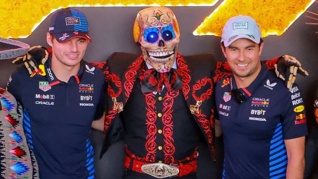 Max Verstappen, el primero en felicitar a Checo Pérez por su regreso a la F1