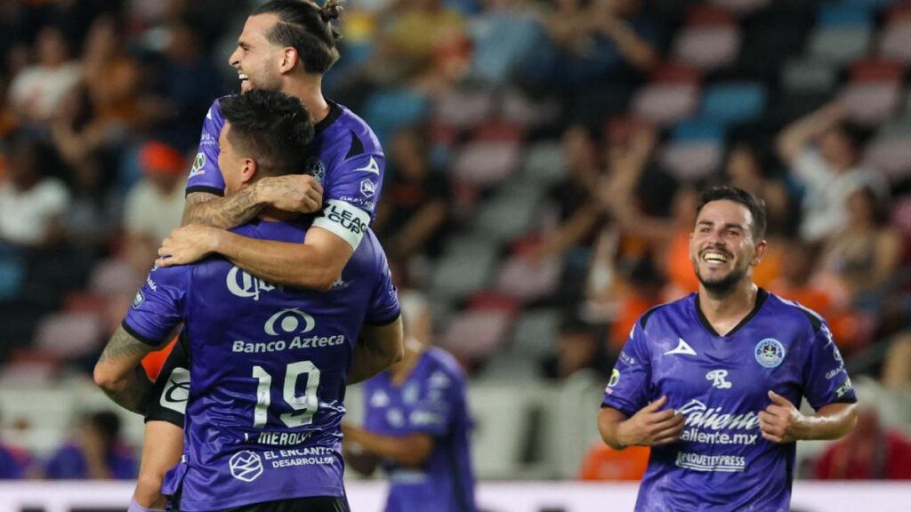 Jugadores del Mazatlán festejan la primera anotación