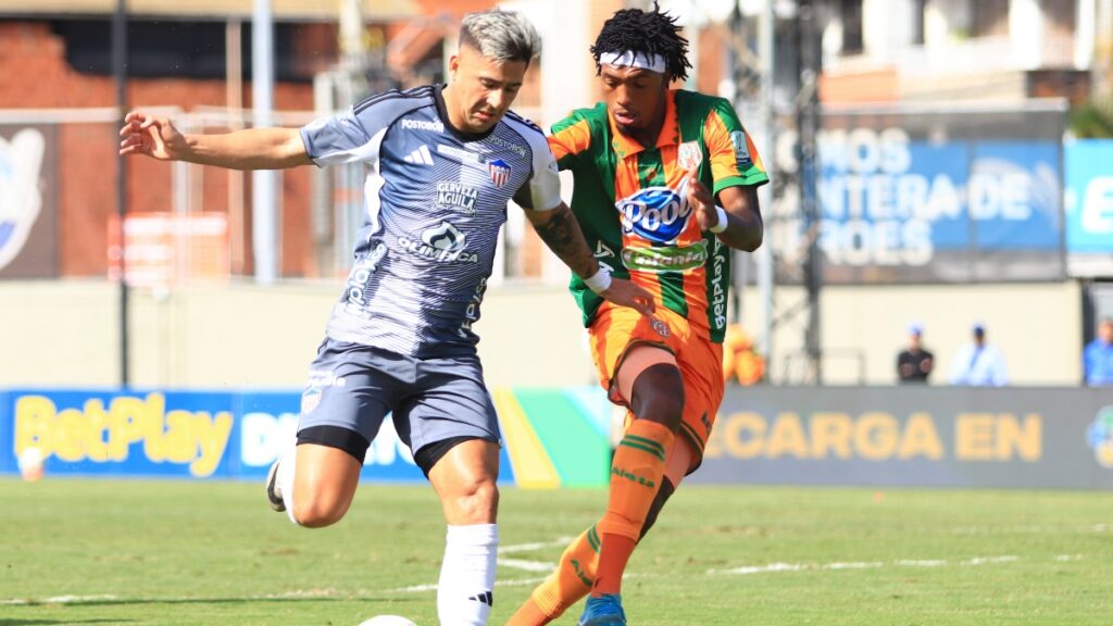 Guillermo Paiva luchando un balón en el Junior vs Envigado / Vizzor