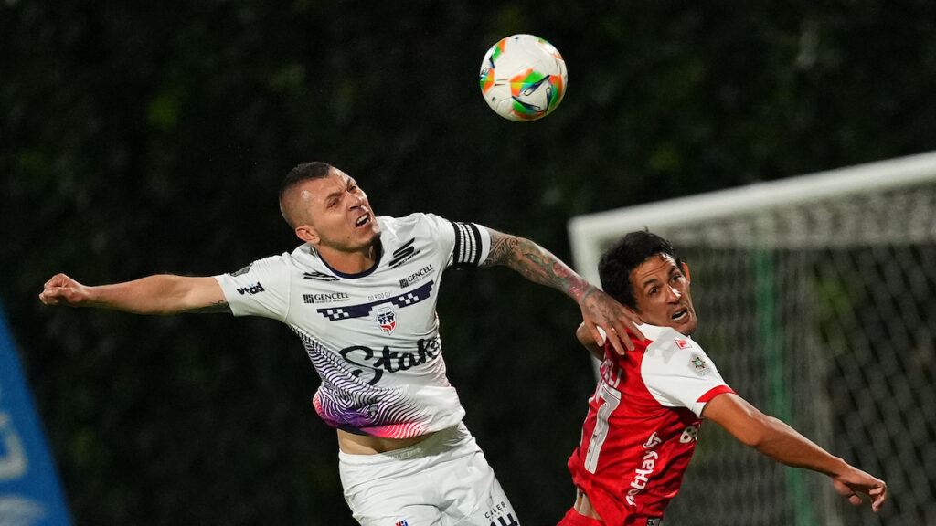 Leonardo Pico y Marcelo Meli disputan la pelota. - Vizzor Image.
