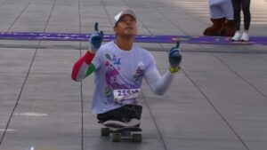 Michel Muñoz cruza en su patineta la meta del Maratón de la CDMX Telcel 2025