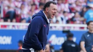 Milito, preocupado por penales en contra y producción ofensiva de Chivas tras derrota ante Juárez