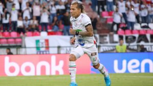 Dayro Moreno y su masterclass en lanzamientos desde el punto del penal