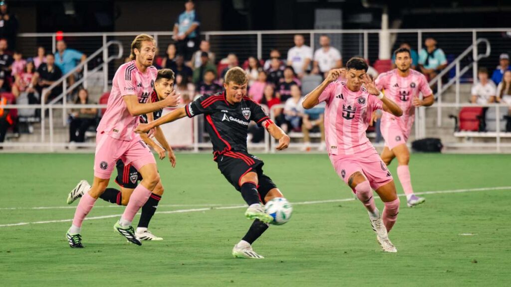 Jugadores de ambos equipos durante el encuentro