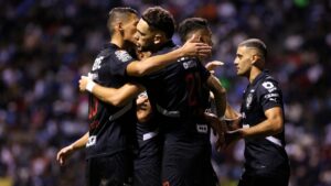 Monterrey golea a domicilio al Puebla y mantiene el paso de superlíder