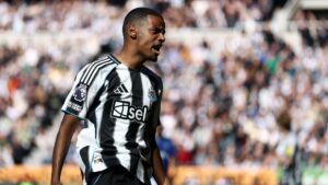 Newcastle rechaza oferta formal del Liverpool de 120 millones de libras por Alexander Isak