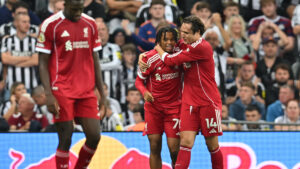 Un Liverpool bipolar firma un triunfo ‘in extremis’ ante Newcastle