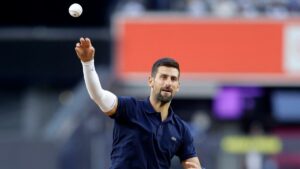 Novak Djokovic realiza el primer lanzamiento en el Yankee Stadium antes del US Open 2025