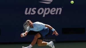Djokovic remonta y se instala en la tercera ronda del Abierto de Estados Unidos