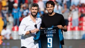 ¡El nueve de Querétaro! Diego Reyes, presentado con Gallos Blancos en pleno partido ante Atlas