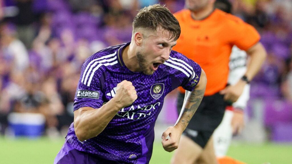 Jugador de Orlando City en festejo de gol