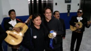 Osmar Olvera es recibido con mariachi y pide que le suban el sueldo a su entrenadora Ma Jin