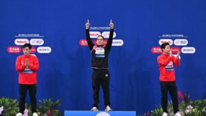 Osmar Olvera hace sonar el himno nacional mexicano en el Mundial de Singapur 2025