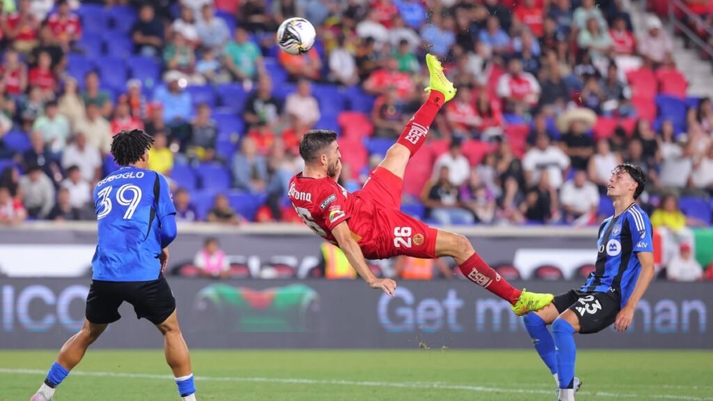 Paulinho marcó un golazo de chilena ante Montreal