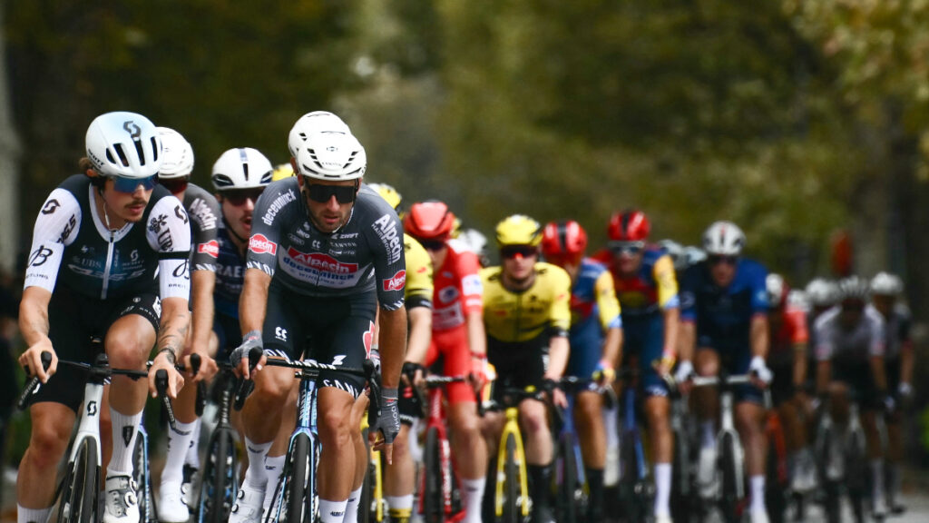 El pelotón, compacto en un tramo de la etapa 2. | Marco Bertorello / AFP