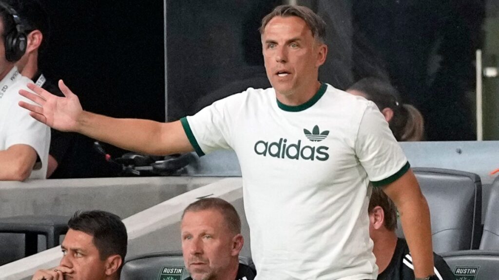 Phil Neville estalla contra el grito homofóbico y asegura que no debió jugarse el partido