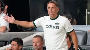 Phil Neville estalla contra el grito homofóbico y asegura que no debió continuar el partido ante América