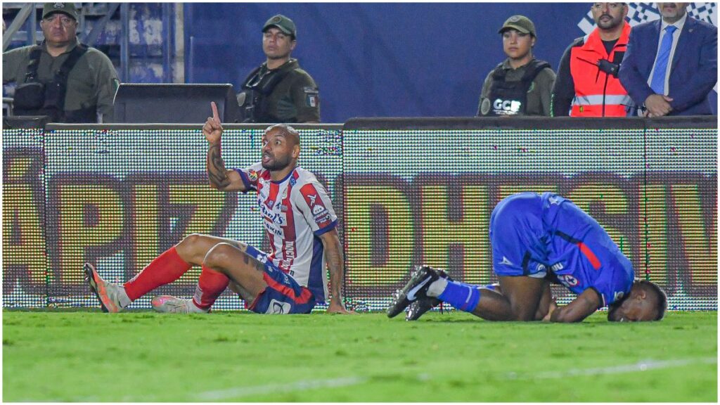 Polémica expulsión de Joao Pedro del San Luis. Imago 7