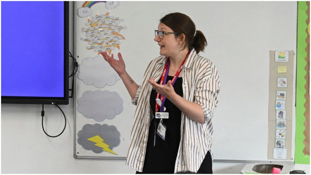 Profesora dando clases en una preparatoria | Reuters