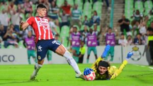 Alan Pulido asume su responsabilidad tras la derrota de Chivas
