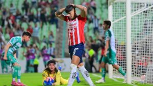 Chivas tropieza ante Santos con un penal fallado y una actuación brillante de Acevedo